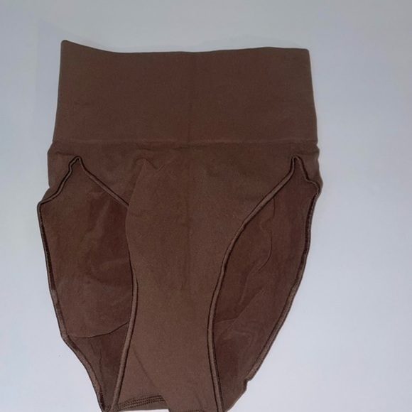 NEW SKIMS Core Control Briefs size S/M - Picture 4 of 6